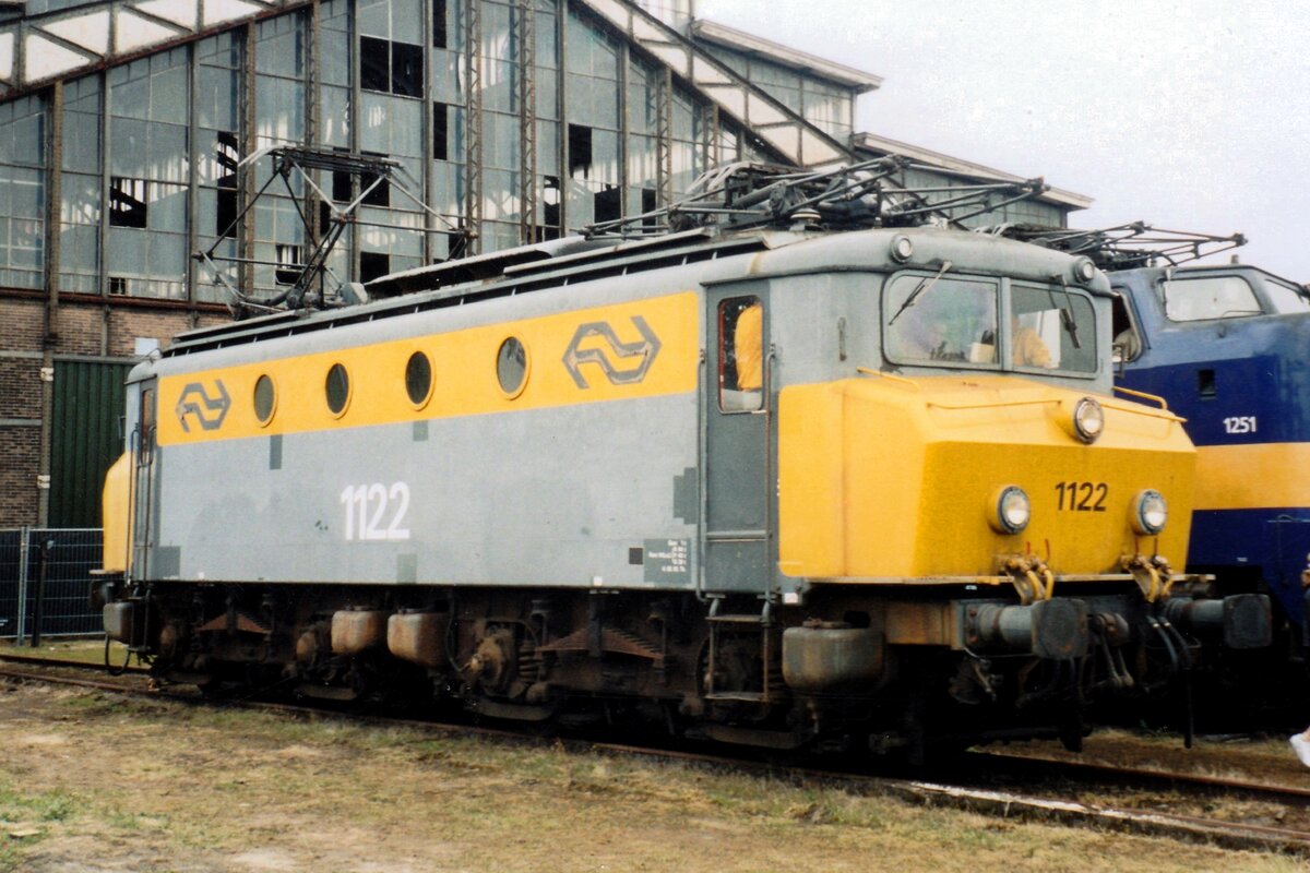 Former NS 1122 stands at Roosendaal-Goederen during an exhibition on 2 July 2004.
