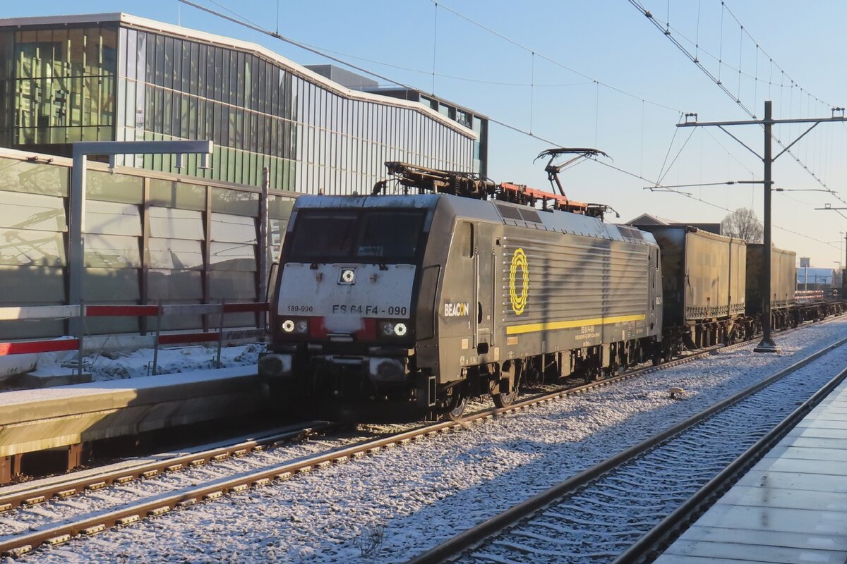 Formerly MRCE, now Beacon Rail and leased by SBBCargo INternational, 189 990 enters Tilburg on 19 January 2023.