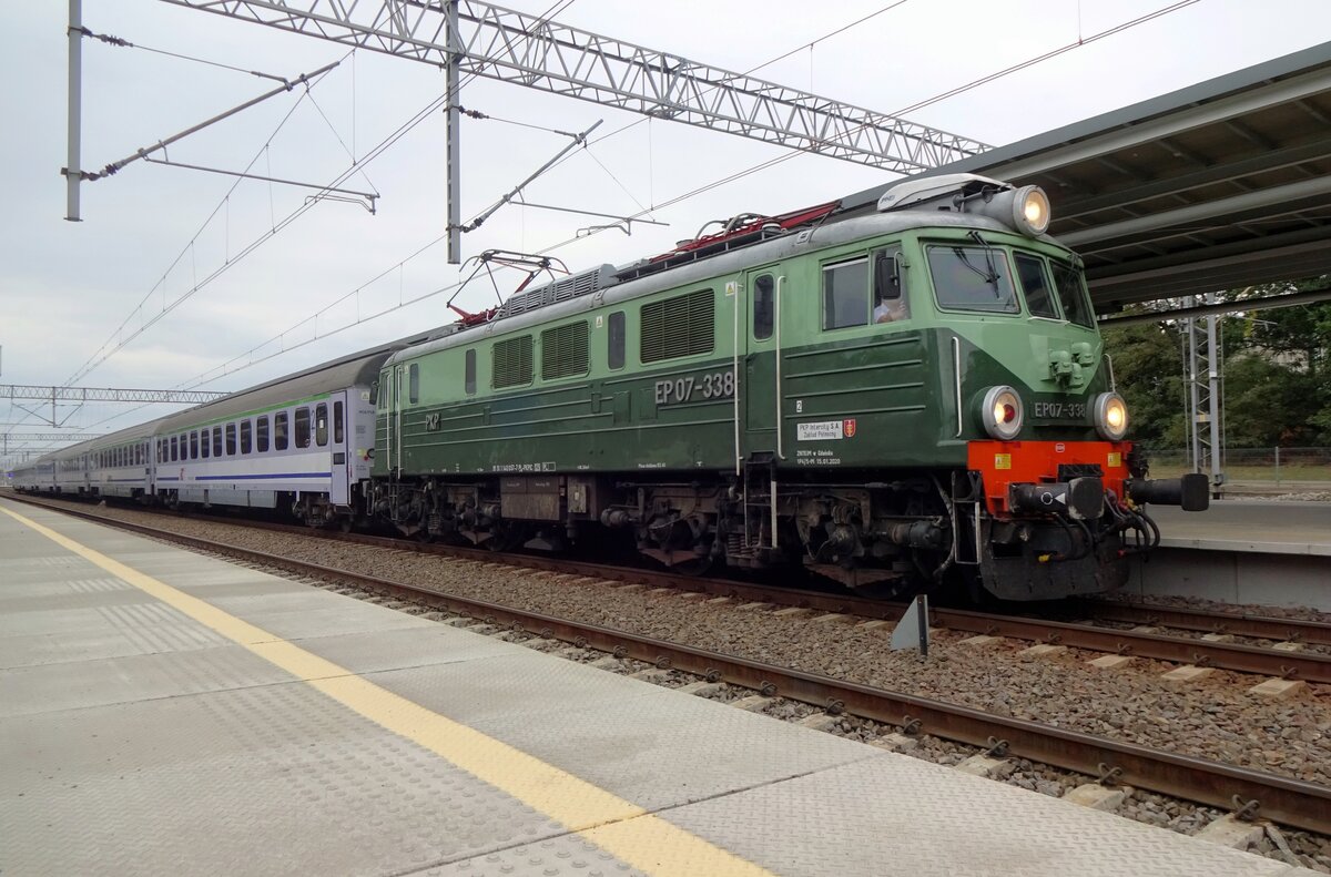 Frog's view on EP07-338 -remained in old livery- at Poznan Glowny on 22 August 2021.