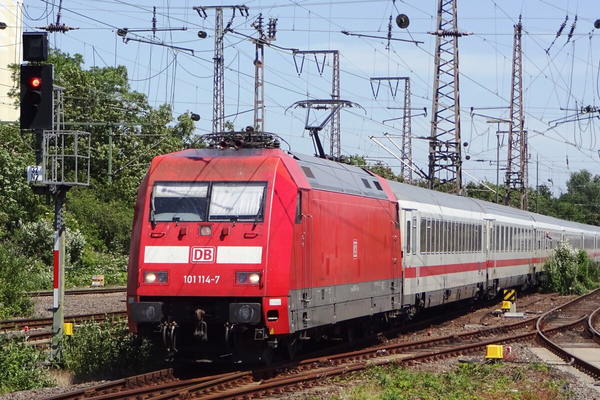 From the platform at Duisburg Hbf, DB 101 114 was spotted on 7 June 2019.