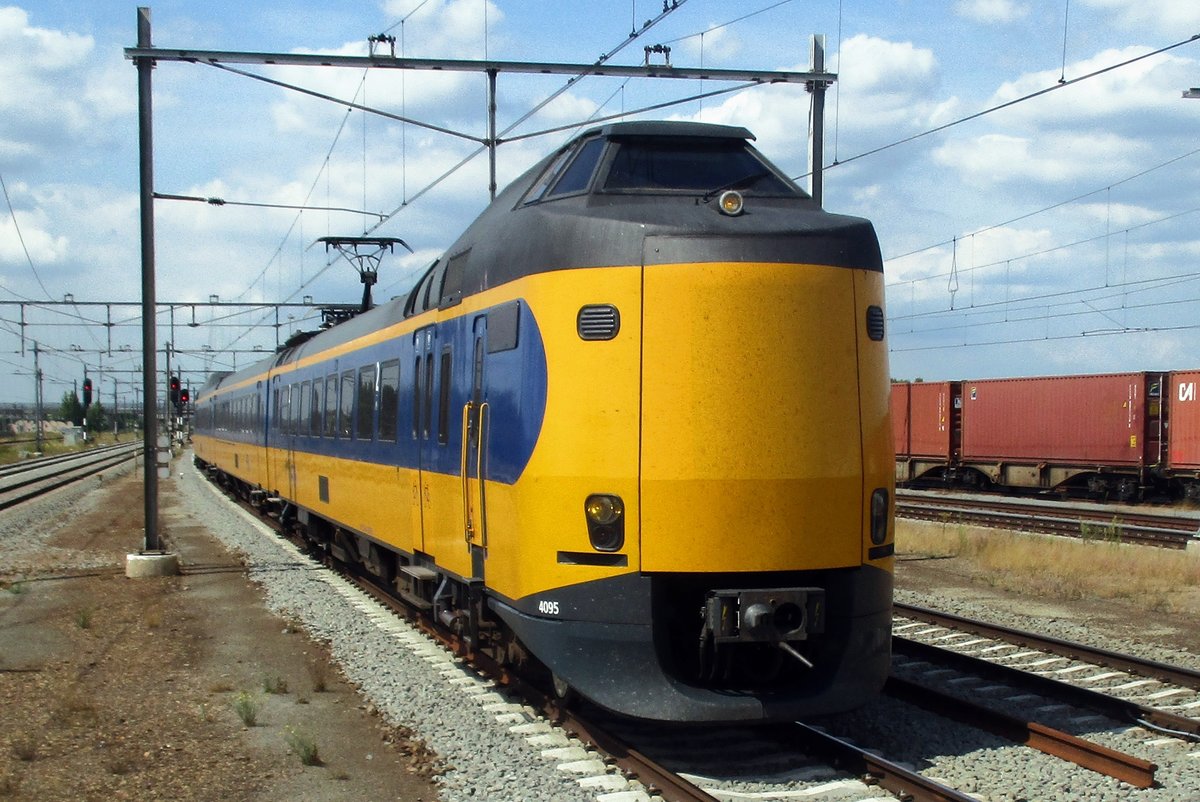 From the platform NS 4095 was photographed at Lage Zwaluwe on 26 June 2012.