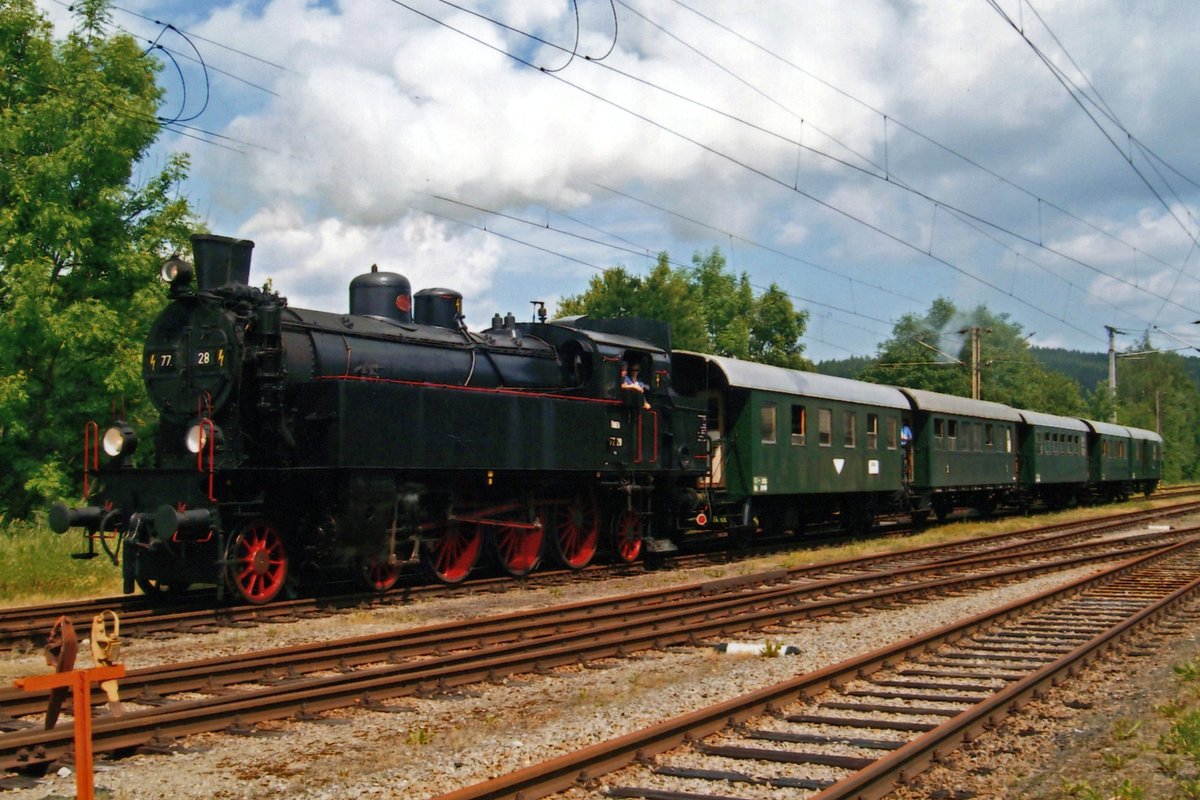 From Timelkam ÖGEG 77.28 hauls a steam shuttle to her home base at the Lokpark Ampflwang on 31 May 2009.