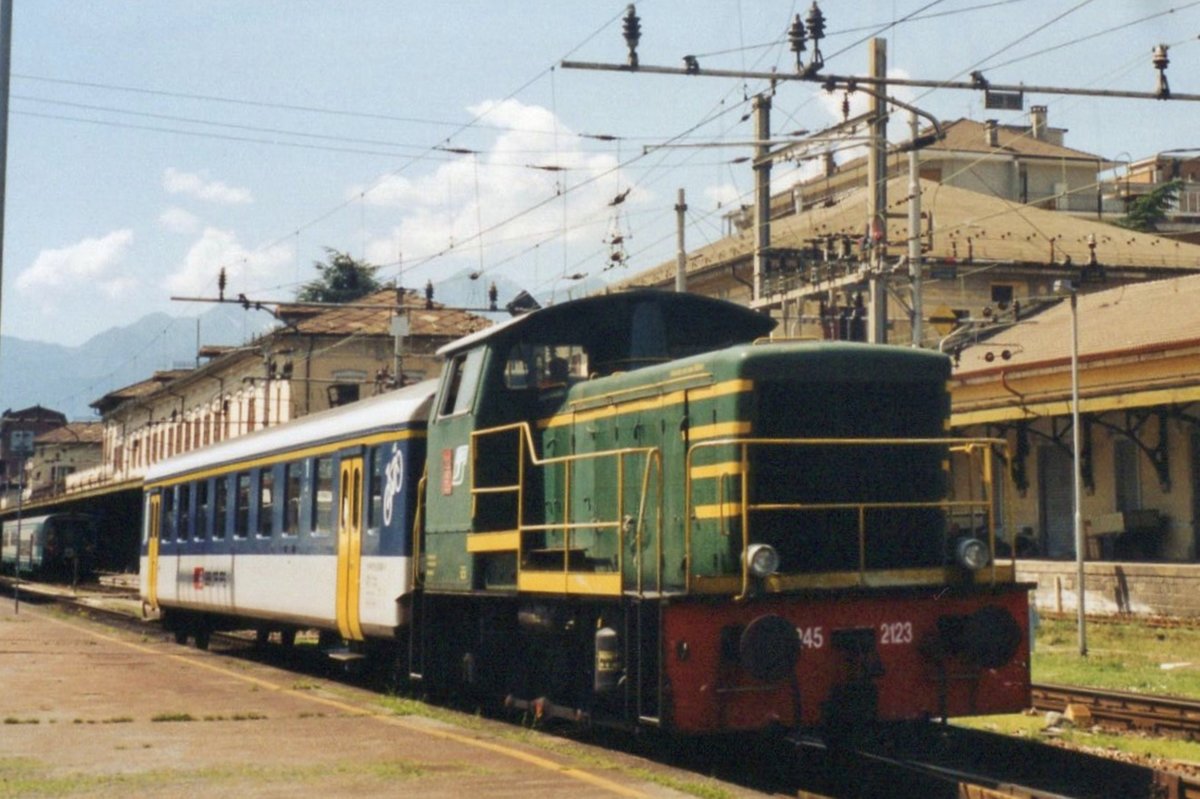 FS D 245 2123 shunts at Domodossola on 19 May 2006.