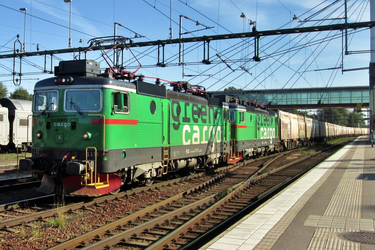 GC 1111 hauls a mixed freight through Hallsberg station on 11 September 2015 and will end this job at the nearby yard.