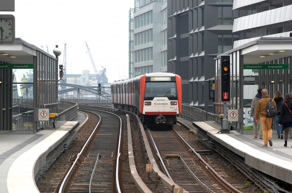 Hamburg Hochbahn DT 3 842-3 leaving Rödingsmarkt Station from the City Hall Station. Date: 18. May 2013.