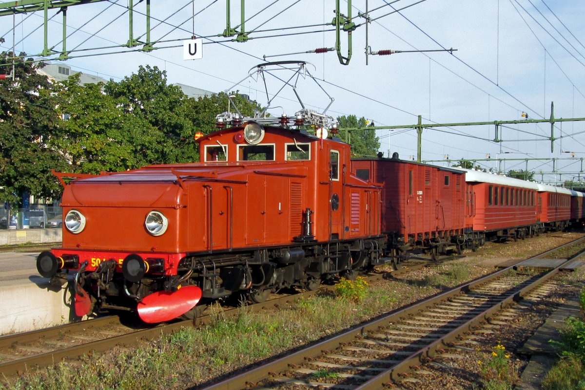Hg 504 banks a museum shuttle train out of Gävle station to the railway museum on 12 September 2015.