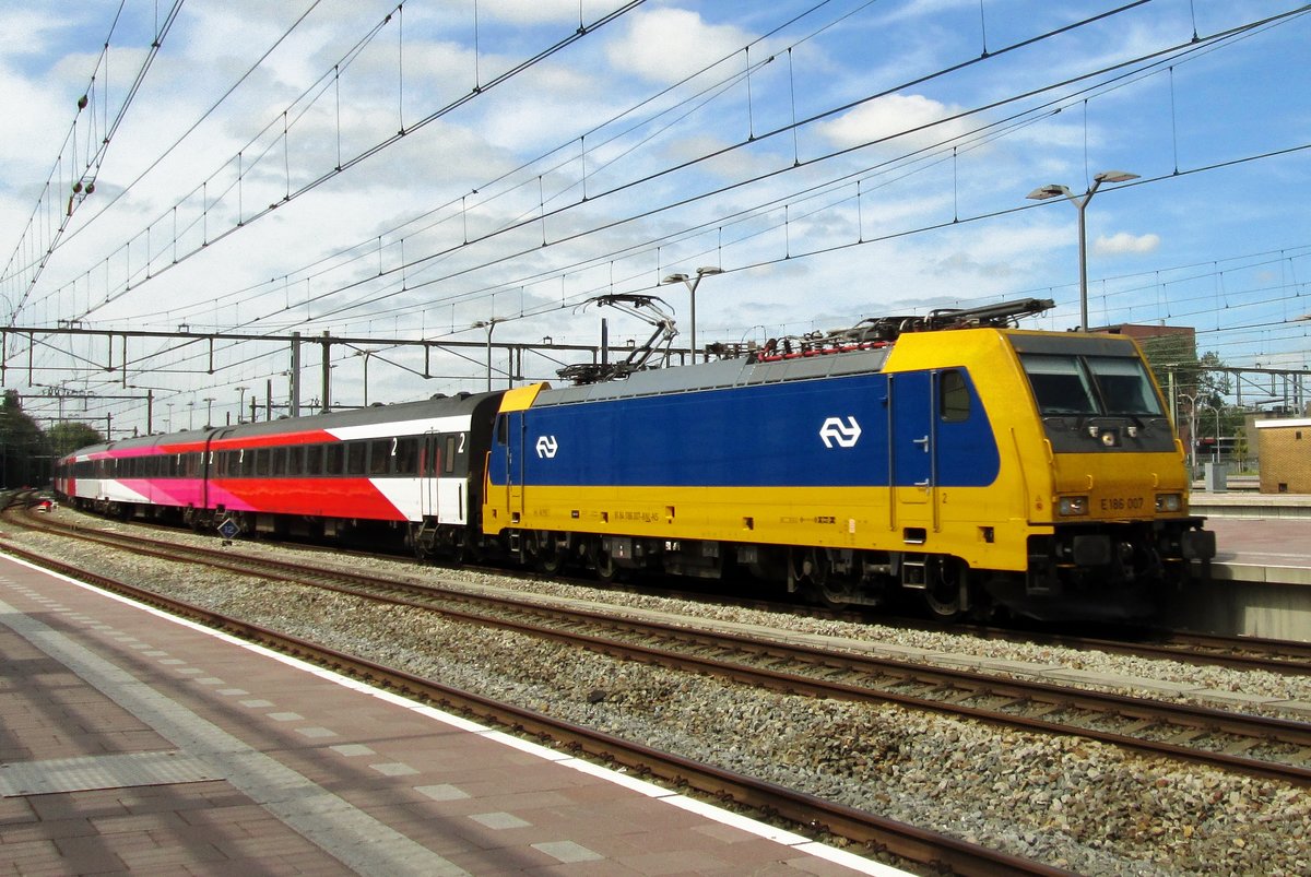 IC-Direct with 186 007 enters Rotterdam Centraal on 14 May 2015.