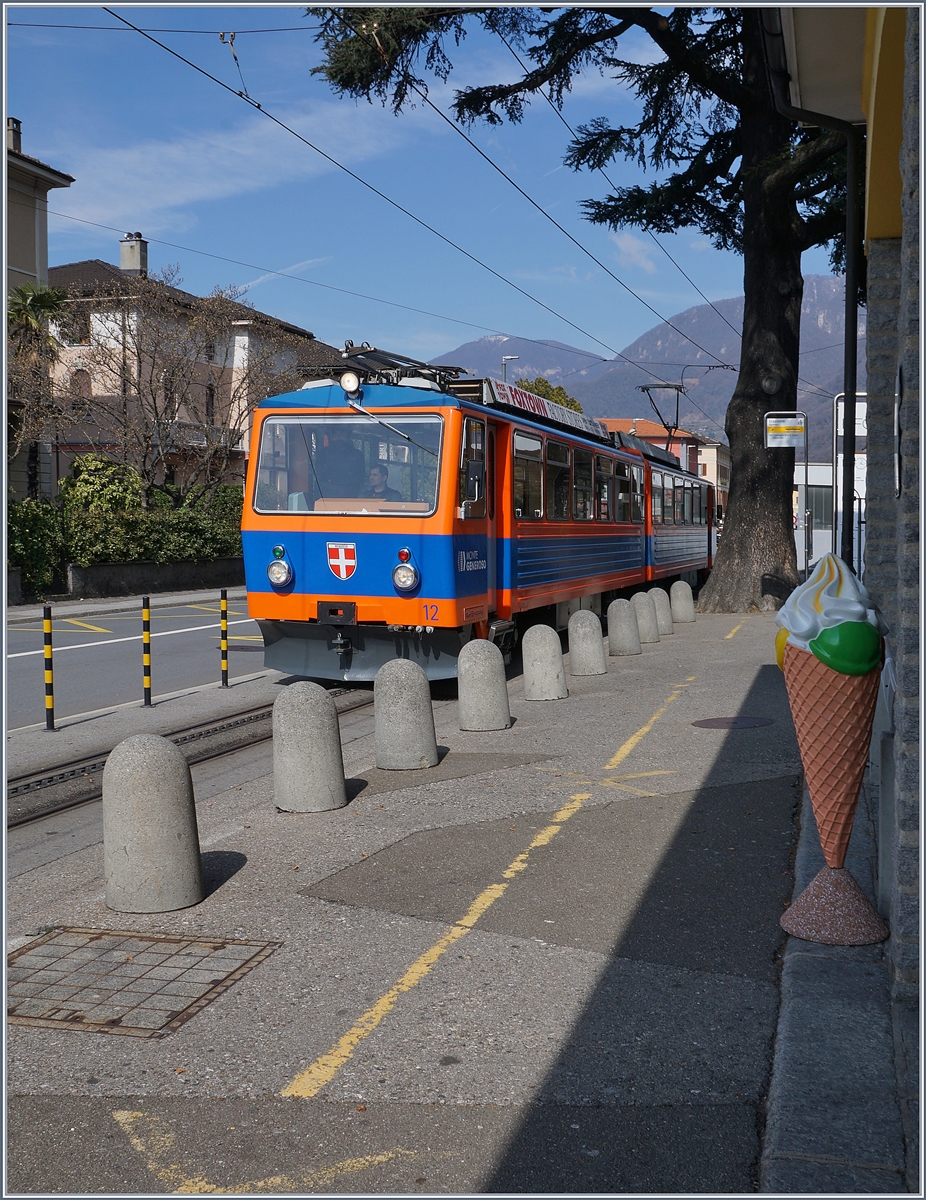 Ice Cream an a Monte Generoso Bhe 4/8 on the Station Place of Capolago Riva San Vitale.
21.03.2018