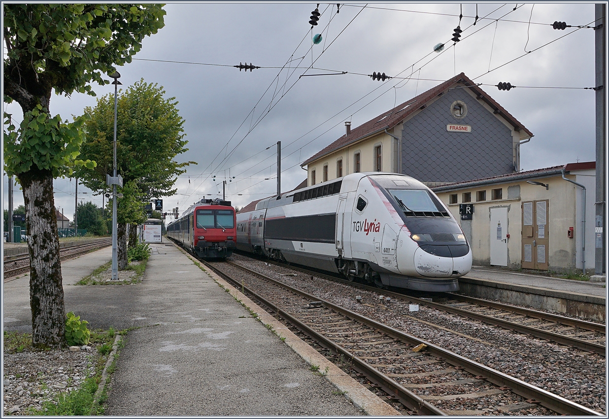 In Frasne makes the 18122 comming  from Neuchâtel conection on the TGV Lyria 4411 on the way from  Lausanne to Paris. The c

13.08.2019
