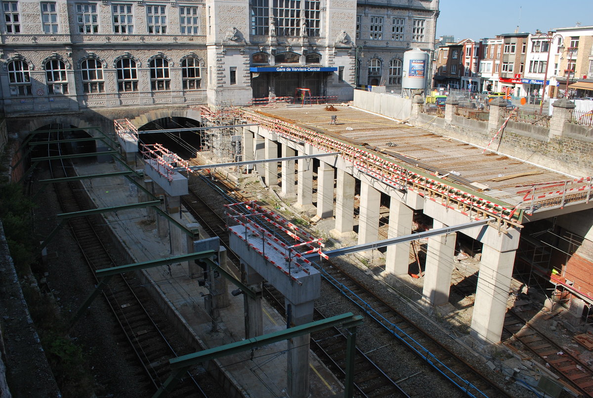 In front of Verviers-Central station the platform is being raised so that double-deckers (M6 wagons) can go through the tunnel). Situation in August 2015.