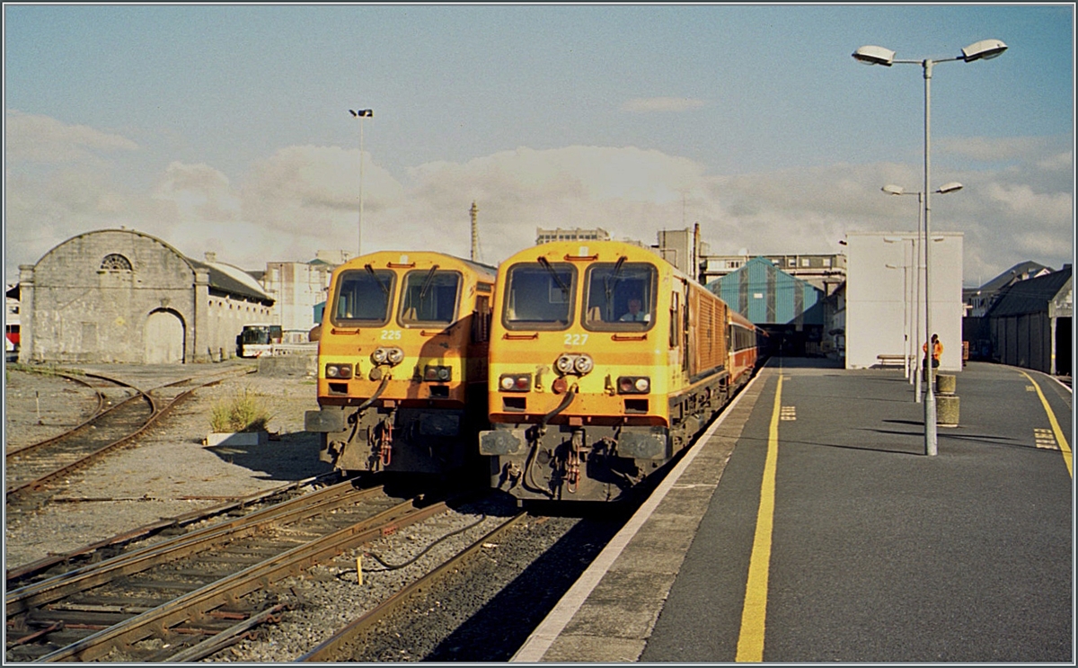 In Galway at Ceannt Station Galway / Stásiún Uí Ceannt is the CIE (Iarnród Éireann) diesel locomotive CC 227 and hidden behind it is the CC 225. The picture shows very impressively how narrow the Irish clearance gauge is.

Analogue picture from June 2001