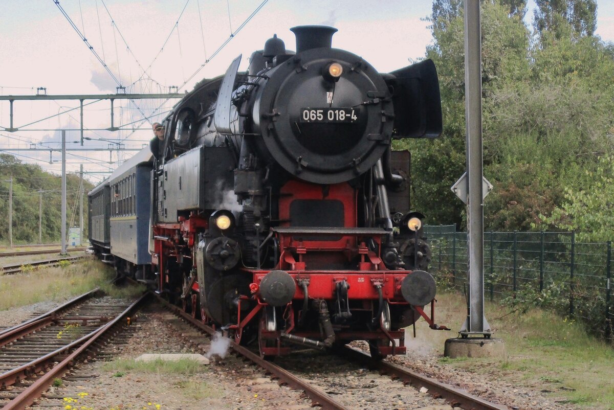 In her last year as SSN steam engine, 65 018 brings in a steam shuttle train from Gouda into Rotterdam Noord Goederen SSN on 7 October 2018. Behind the scenes, the transfer to VSM was already succesfully concluded.