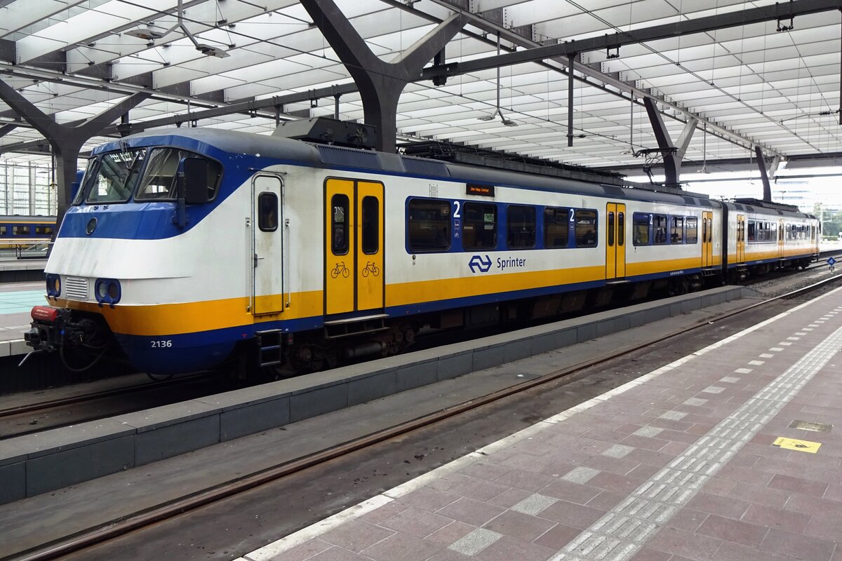 In her last year of service, NS 2136 stands in Rotterdam Centraal on 4 August 2021.