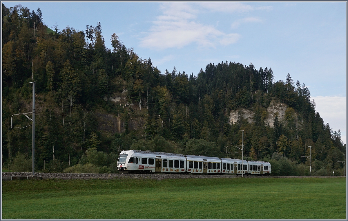 In the Entlebuch by Dürrenbach is runing hte BLS  Lötschberger  RABe 535 134  Kambly  on the way to Luzern   

01.10.2020