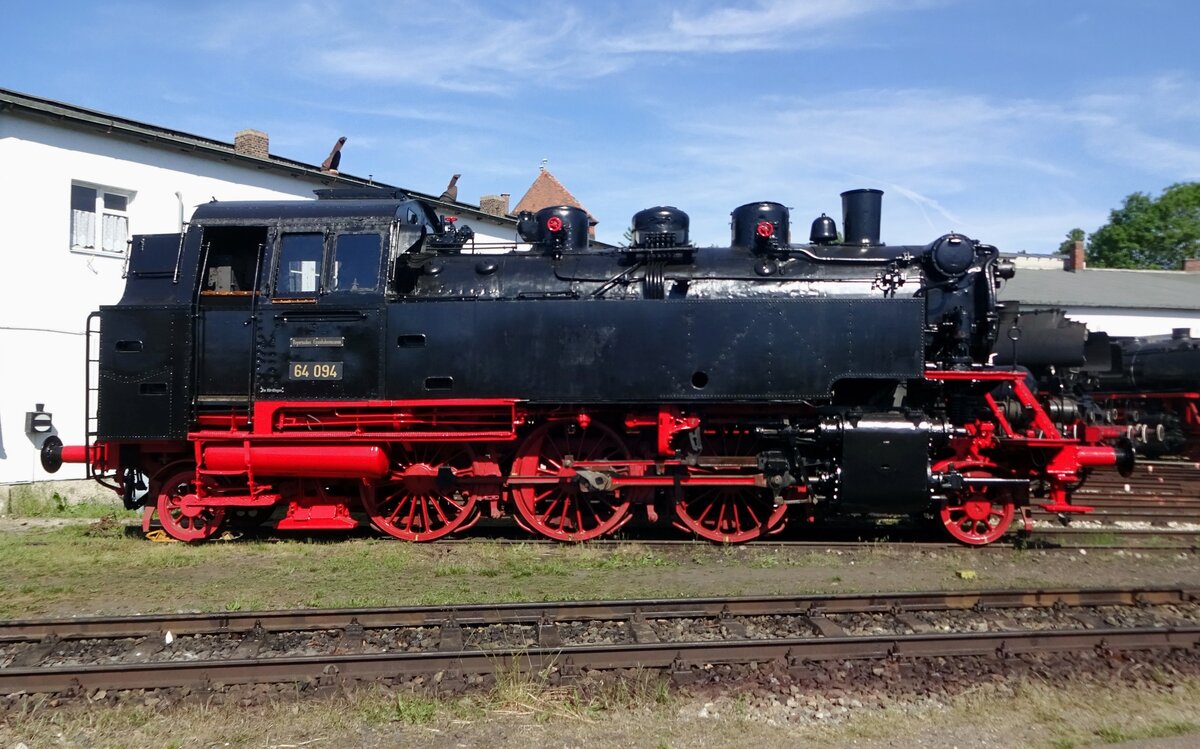 In the nick of time, just before the festivities on 50 Years of the Bayerisches Eisenbahnmuseum at Nördlingen, 64 094 was cosmetically restored and shows herself at the BEM on 1 June 2019.