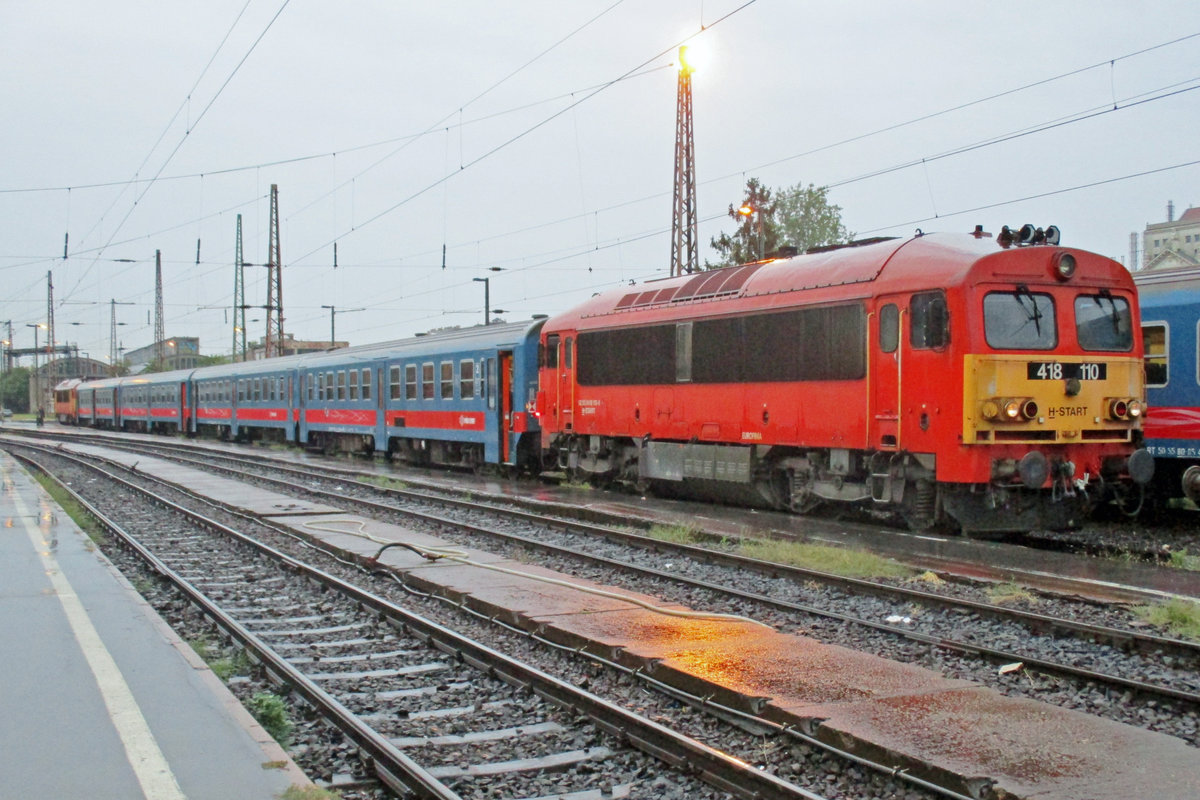 In the pouring rain, 418 110 enters Budapest-Nyugati on 19 September 2017.