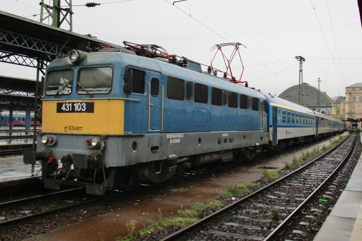 In the pouring rain on 6 September 2016, MAV 431 103 prepares with Czech stock as an EC-service to Praha in Budapest-Nyugati.