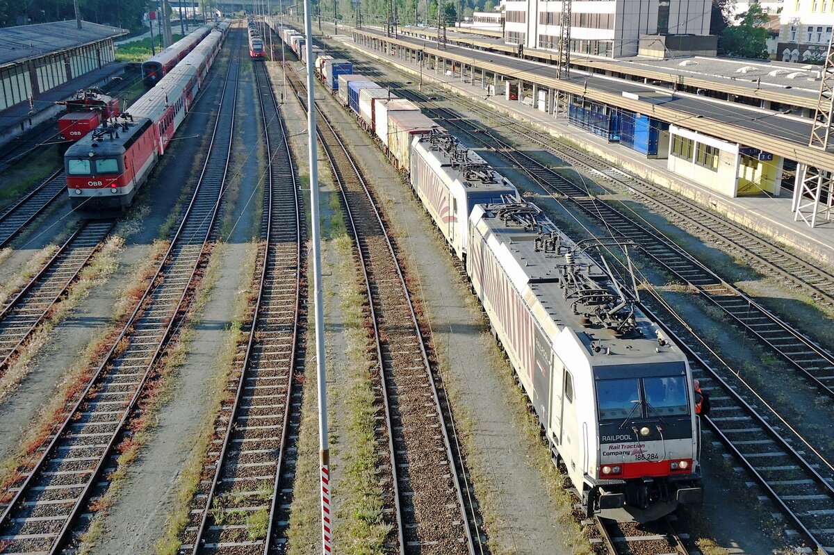 Intermodal train with 186 284 has entered Kufstein on 4 June 2015.
