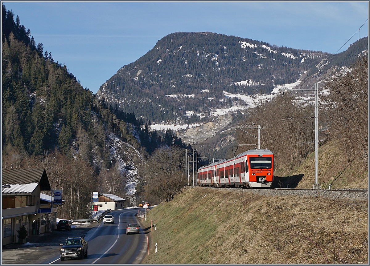 Just outside Le Châble the sun was already shining when the RegionAlps regional consisting of two RegionAlps/TMR RABe 525 reached Le Châble.

February 9, 2020
