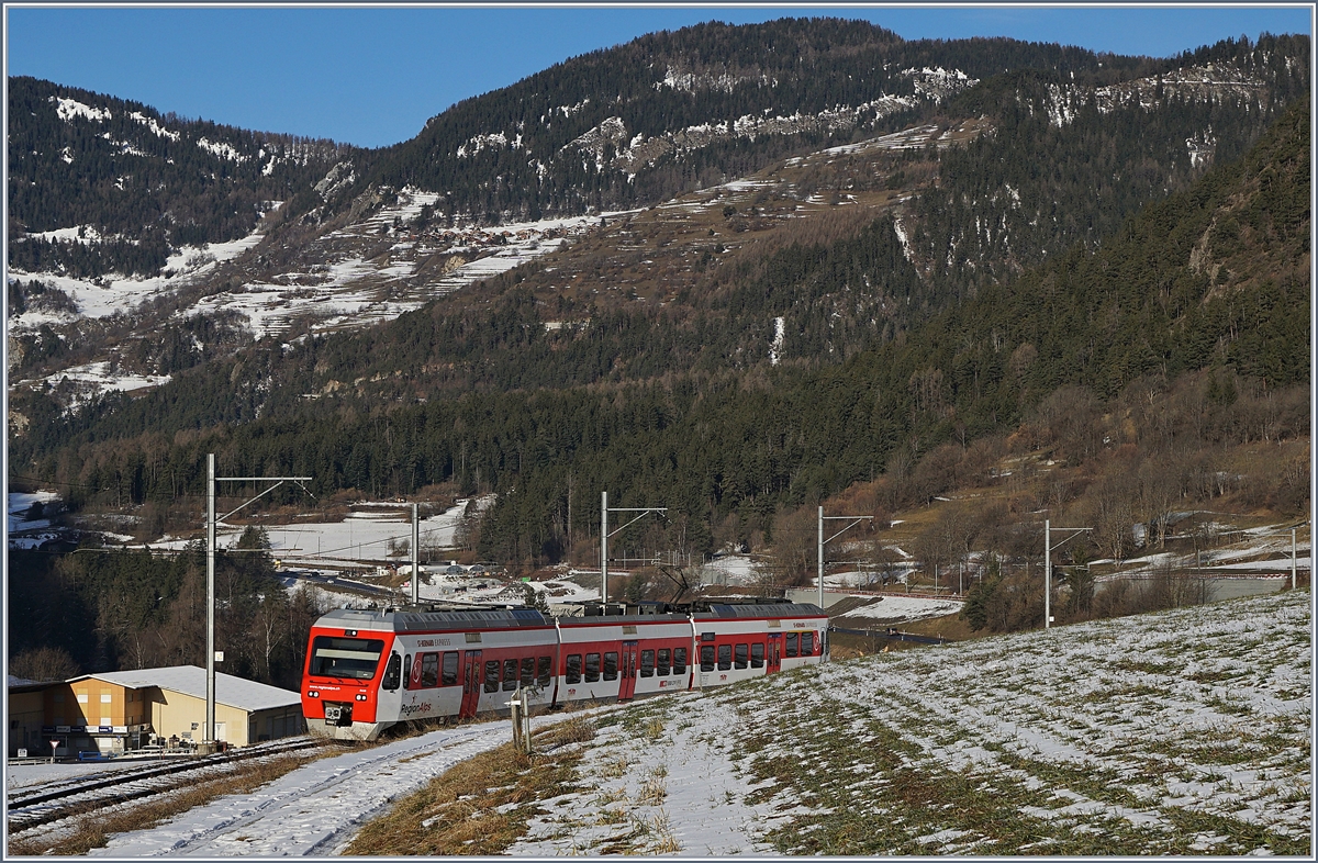 Just outside Le Châble the sun was already shining when the RegionAlps regional service consisting of a RegionAlps/TMR RABe 525 reached Le Châble. 

February 9, 2020
