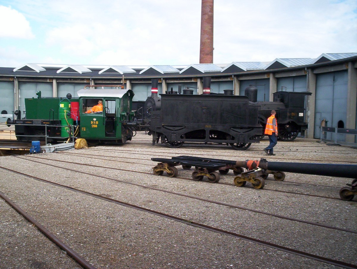 Köf DSB 288 shunting with a tender at the Danish Railway Museum, Odense, August 2006.