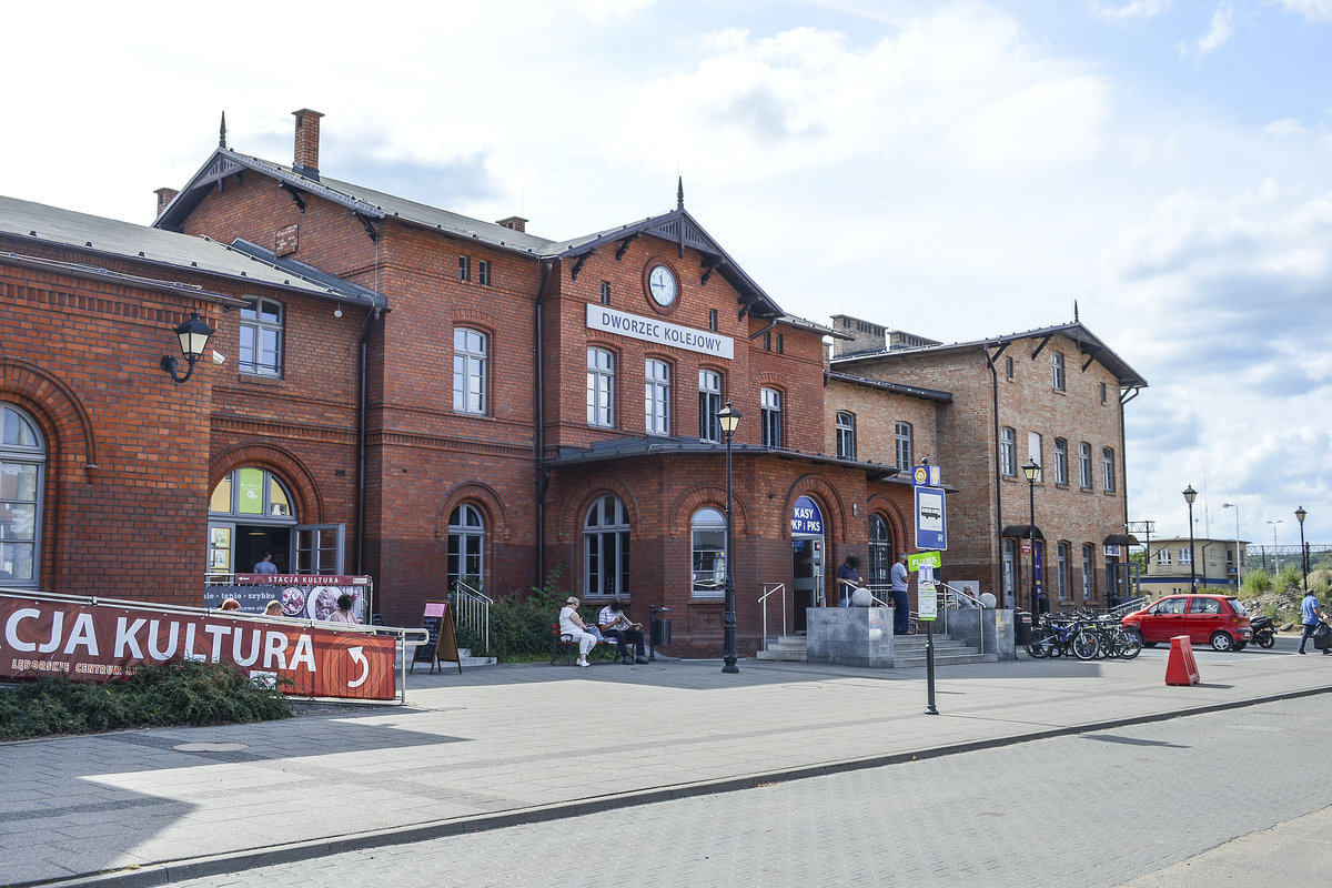Lębork railway station is serving the town of Lębork, in the Pomeranian Voivodeship, Poland. The station opened in 1870 and is located on the Gdańsk–Stargard railway. The line from Gdańsk to Słupsk reached Lębork in 1870 as a single track, standard gauge rail line. Date: August 19 2020.