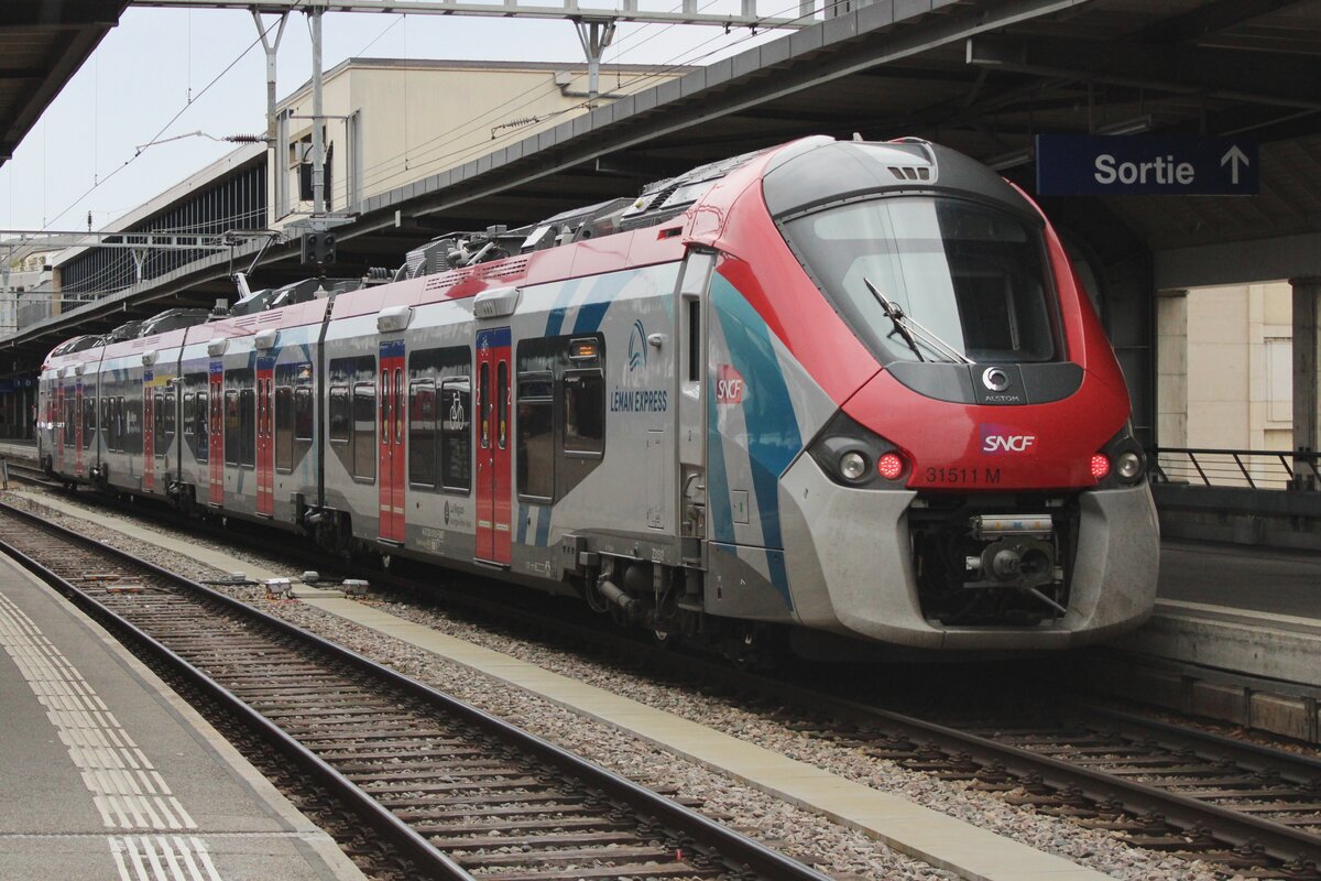 Leman express Z-31511 enters Geneve on 31 December 2023 with an S-bahn from Annemasse.