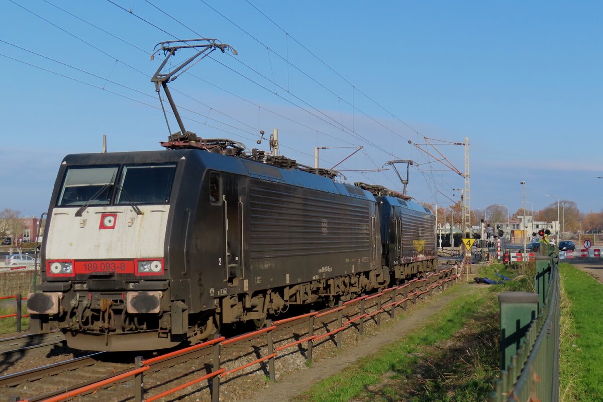 Light running MRCE 189ers with 189 093 at the back pass through Venlo-Vierpaardjes on 2 December 2023.