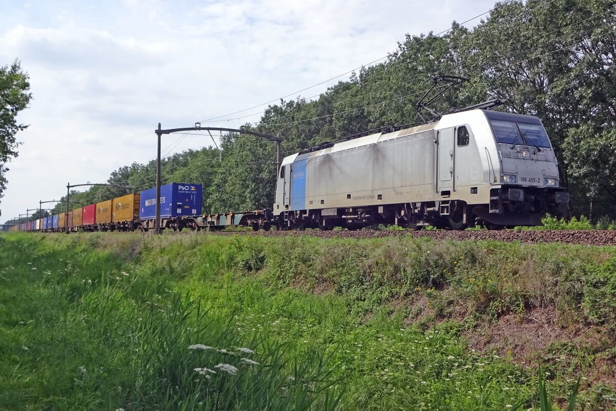 Lineas 186 455 hauls a container train through Tilburg-Reeshof on 4 August 2019. 