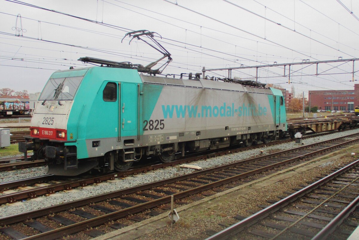 Lineas 2825 advertises for the modal shift in freight traffic whilst leaving Amersfoort on 5 December 2018, hauling an empty (...) Volvo container train.