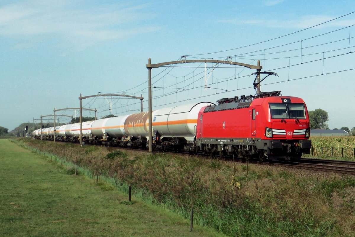LNG train with 193 323 at the reins passes Hulten on 2 September 2022.