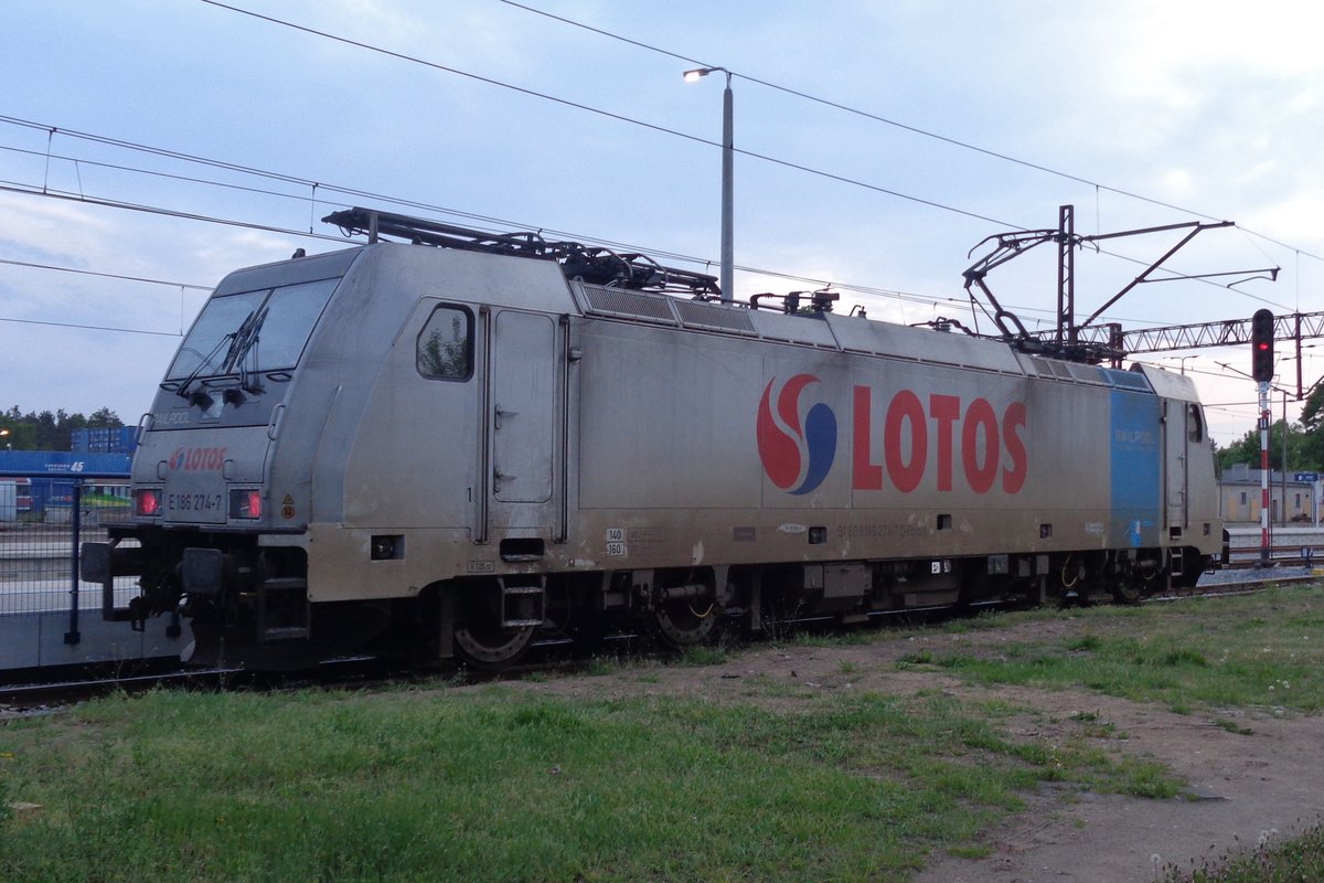 LOTOS Kolej 186 274 takes it easy at Rzepin on the evening of 2 May 2018.