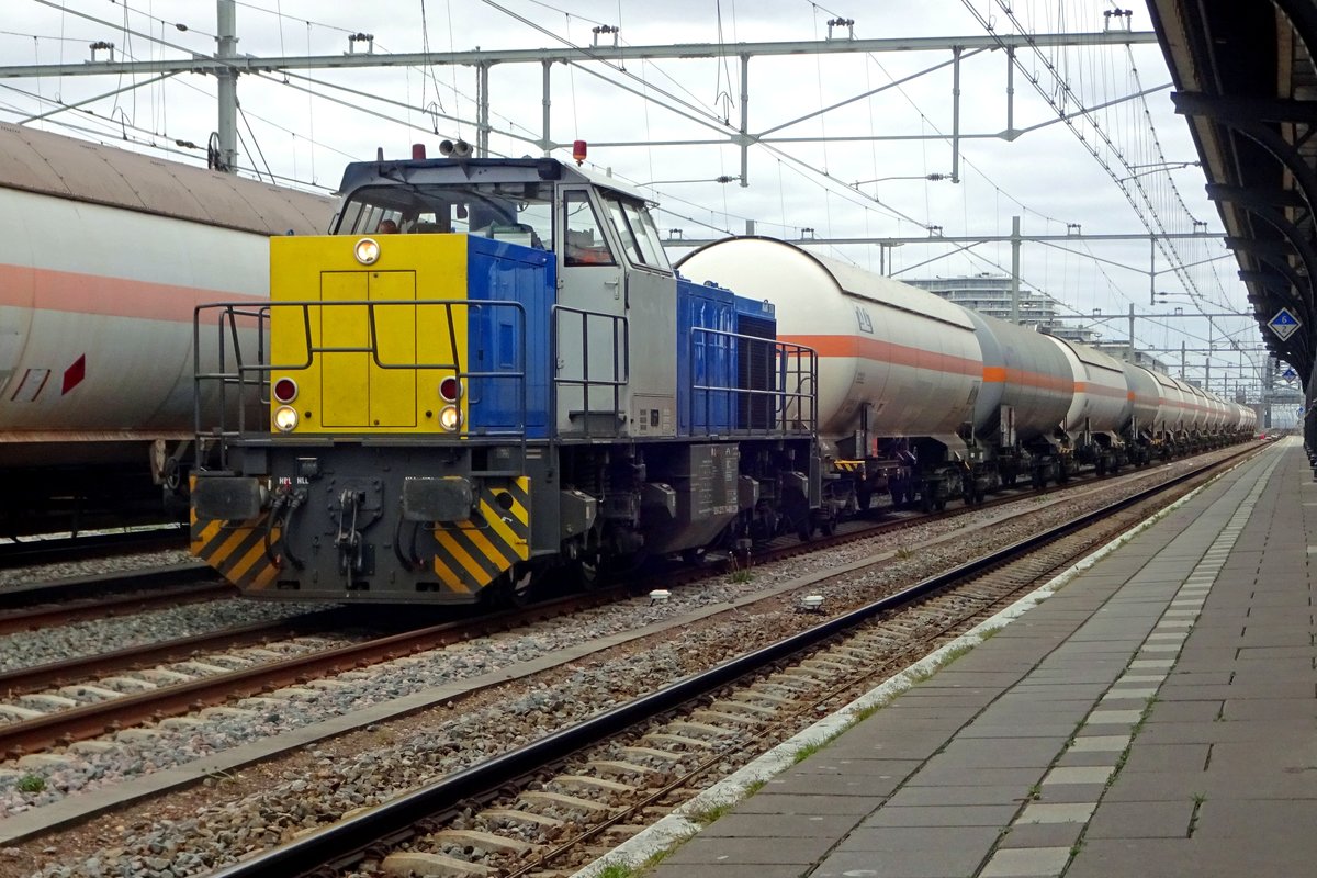 LPG tank train with CT 1506/275 714 stands in Nijmegen on 14 April 2020. Due to works on the direct track Eindhoven--Tilburg, this train -and her counterpart- had to accept a serieus detour via Nijmegen, where locos were swapped with a change of direction. The detour went via Venlo to Nijmegen (a Diesel traject) and Nijmegen Tilburg (electric track). Here, the swap is done and the Diesel prepares for het return visit on the non-electrified Maaslijn to Venlo.