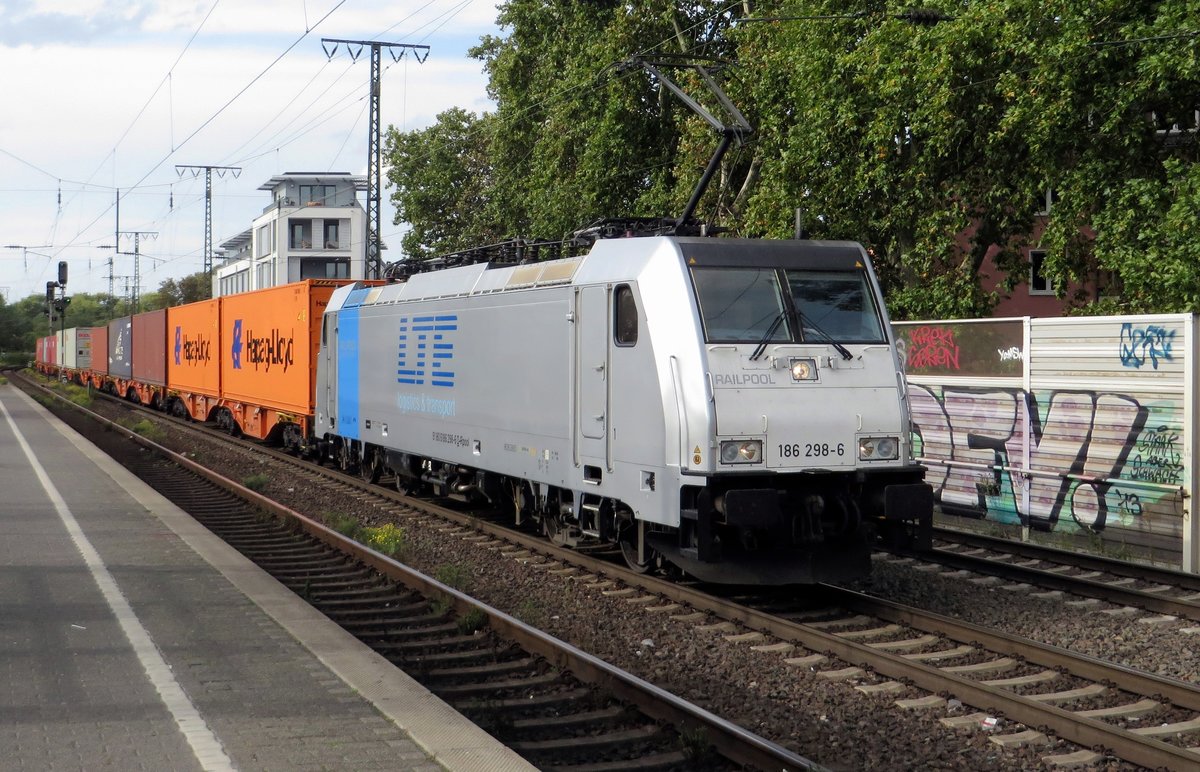 LTE 186 298 hauls a container train through Köln Süd on 24 September 2020.