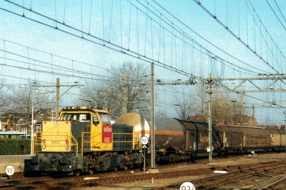 Mixed freight with 6432 at the reins passes through Dordrecht on 19 June 2003.