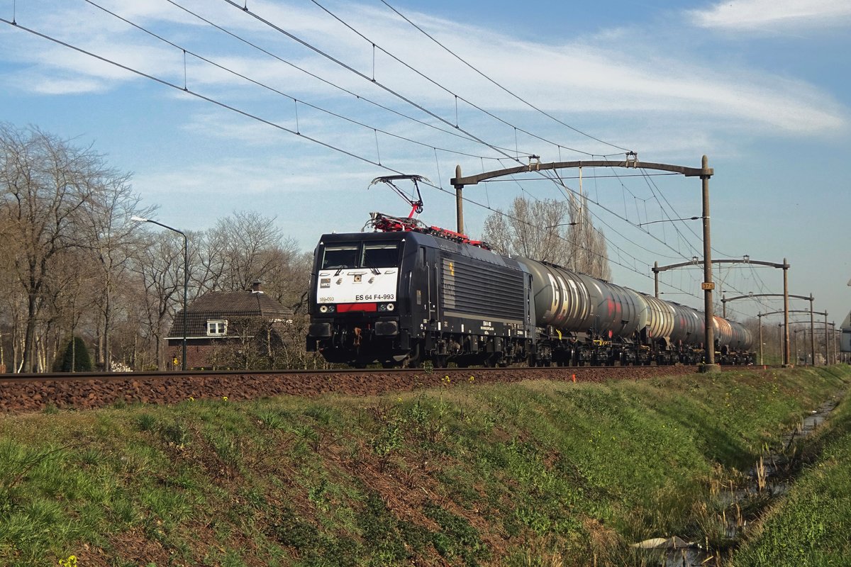 MRCE 193 093 hauls an eight tank wagons strong/short freight through Roond on 30 March 2021.
