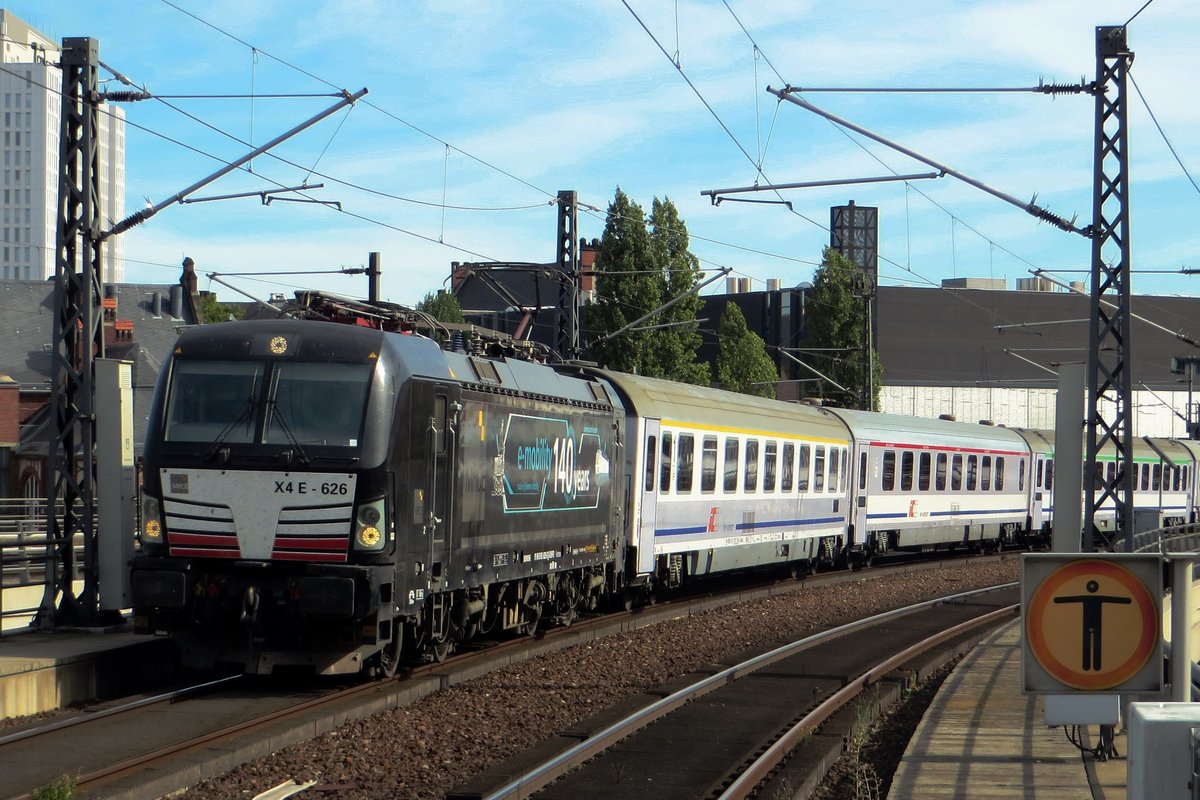 MRCE X4E-626 is rented by PKPIC due to a shortage of electrics Class 370 and enters Berlin Hbf with the BWE from Warszawa-Wschodnia on 19 September 2020.