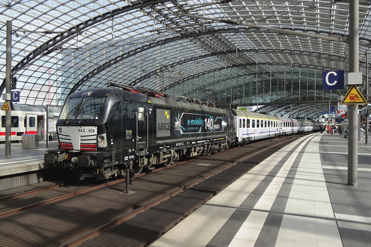 MRCE X4E-626 is rented by PKPIC due to a shortage of electrics Class 370 and stands in Berlin Hbf with the BWE from Warszawa-Wschodnia on 19 September 2020