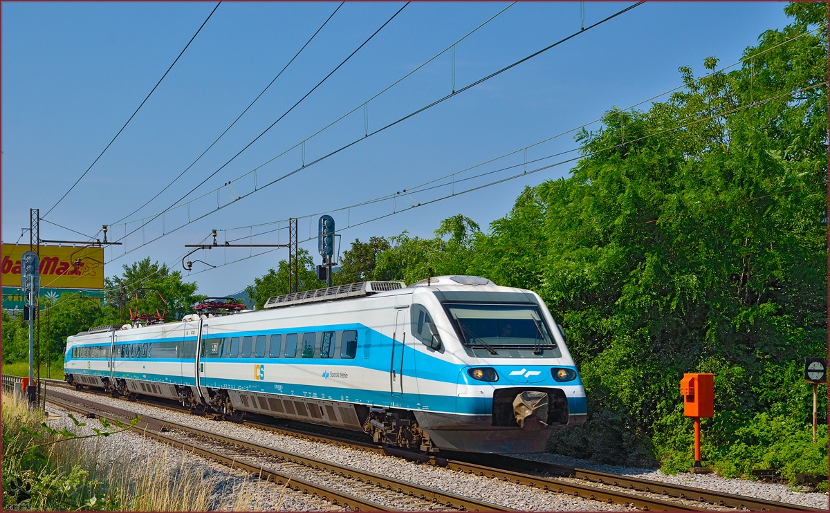 Multiple units 310-? are running through Maribor-Tabor on the way to Maribor station. /13.6.2014