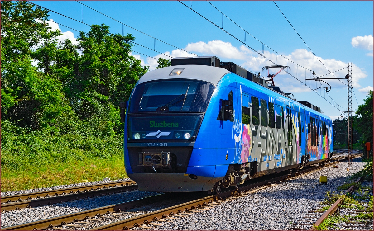 Multiple units 312-001 run through Maribor-Tabor on the way to Maribor station. /1.7.2014
