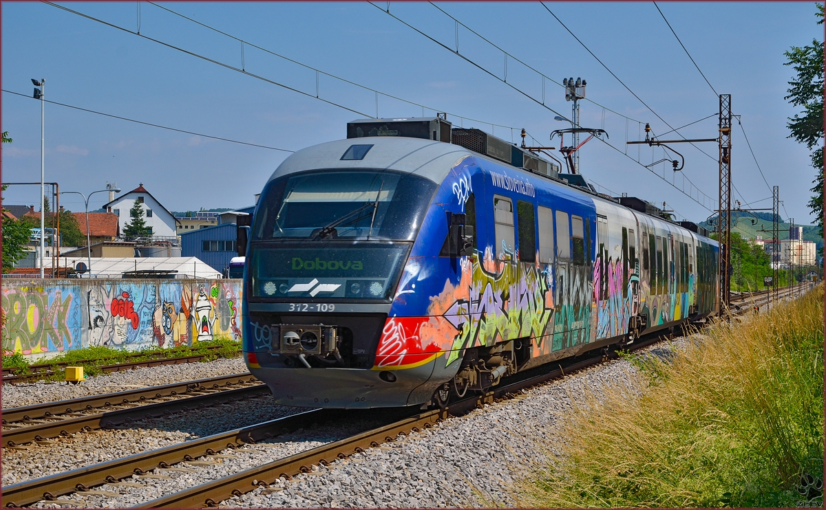 Multiple units 312-109 are running through Maribor-Tabor on the way to Dobova. /13.6.2014