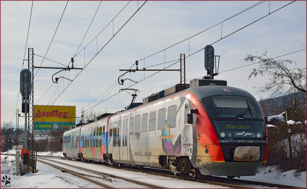 Multiple units 312-123 are running through Maribor-Tabor on the way to Maribor station. /7.2.2014