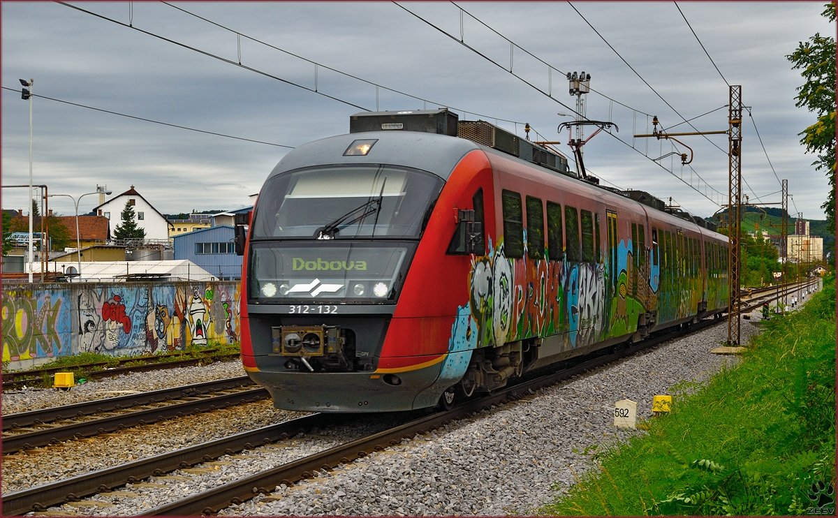 Multiple units 312-132 run through Maribor-Tabor on the way to Dobova. /12.8.2014