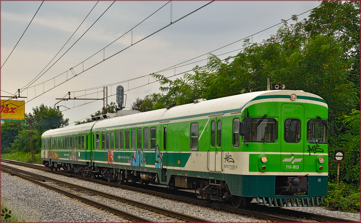 Multiple units 711-013 run through Maribor-Tabor on the way to Maribor station. /3.9.2014