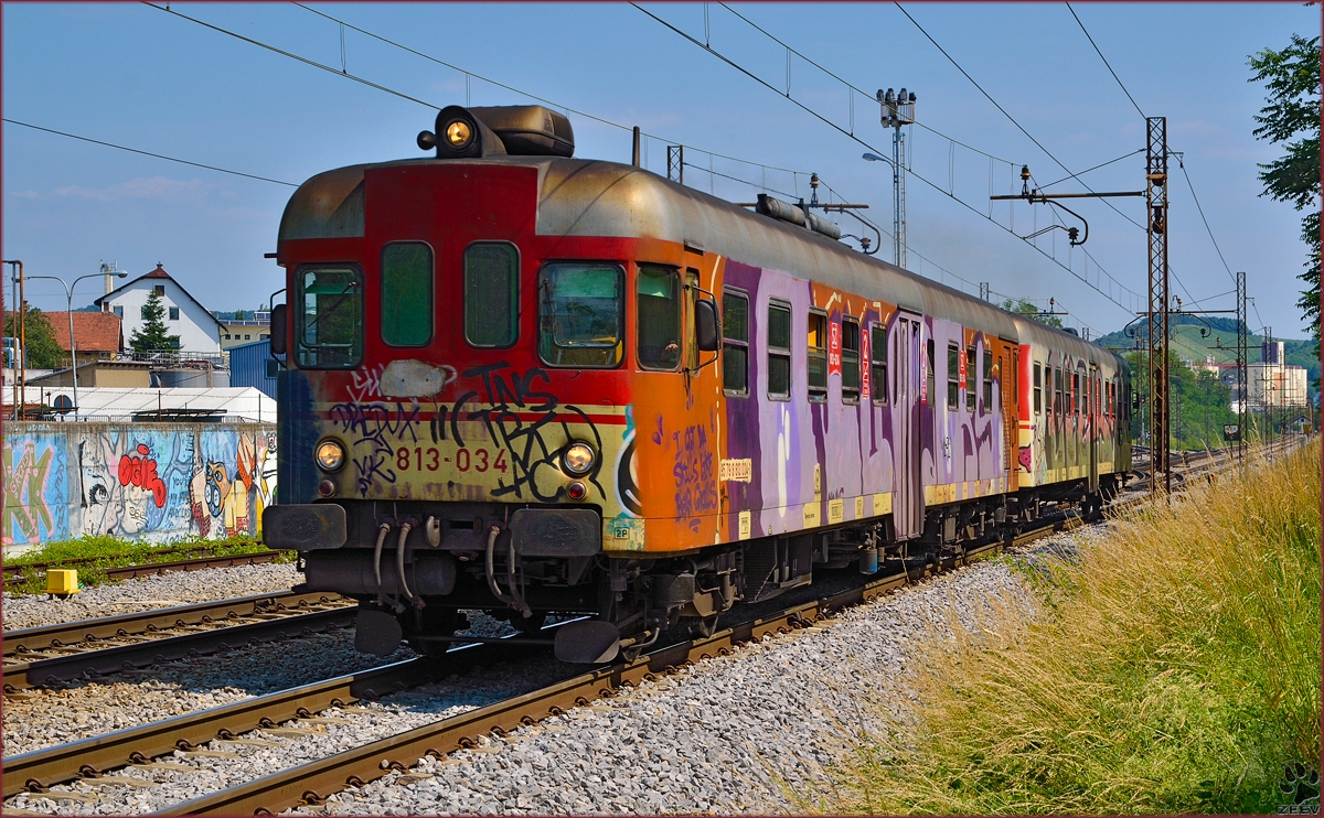 Multiple units 813-034 are running through Maribor-Tabor on the way to Ormož. /13.6.2014