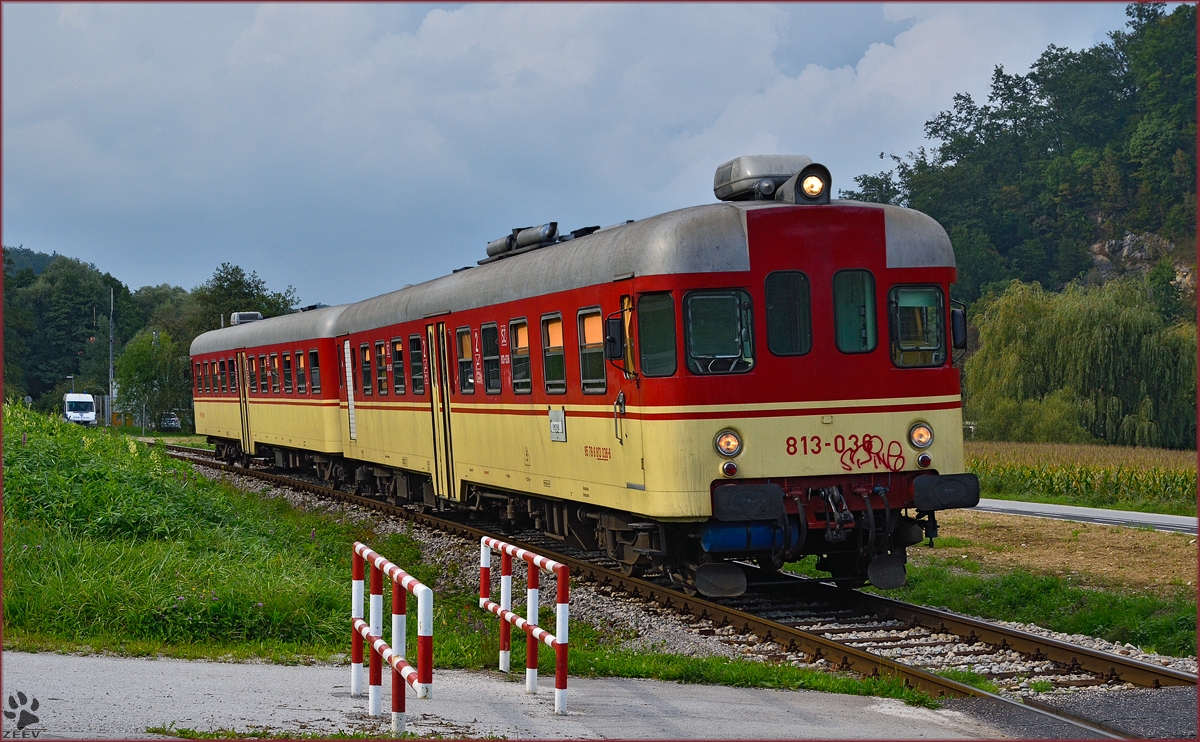 Multiple units 813-036 run through Podčetrtek on the way to Imeno. /9.9.2014