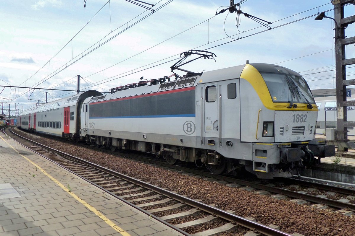 NMBS 1882 stands at Antwerpen-Berchem with an IC service Charleroi Sud--Essen on 29 JUne 2016.