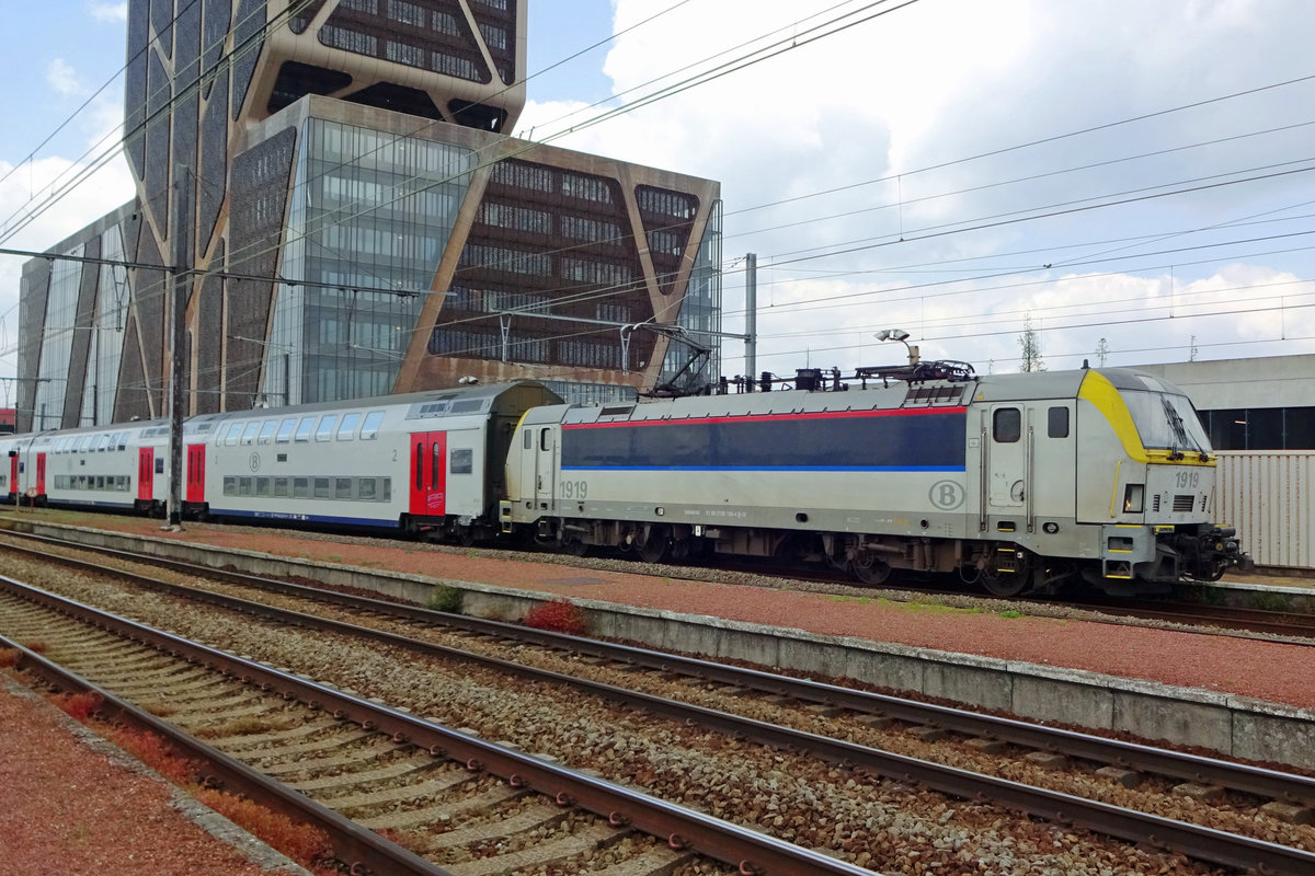 NMBS 1919 calls at Hasselt with an IC to Knokke on 22 May 2019.