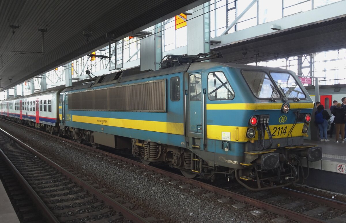 NMBS 2114 stands in Gent Sint-Pieters on 5 May 2023 with a Peak Hour Train. Classes 21 and 27 are now in their very last twilightsl; most have been either scrapped or sold to Poland. 