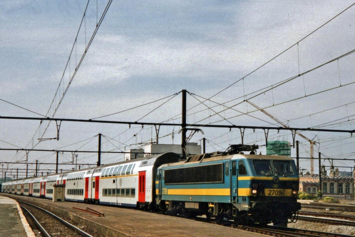 NMBS 2709 quits Gent Sint-Pieters on 20 September 2004.